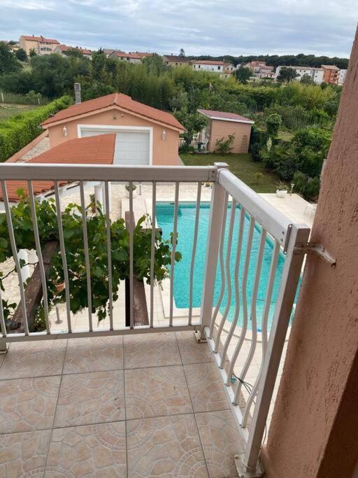 Lovely 3 Bedroom Apartment In Quiet Area W/ Pool Пула Экстерьер фото