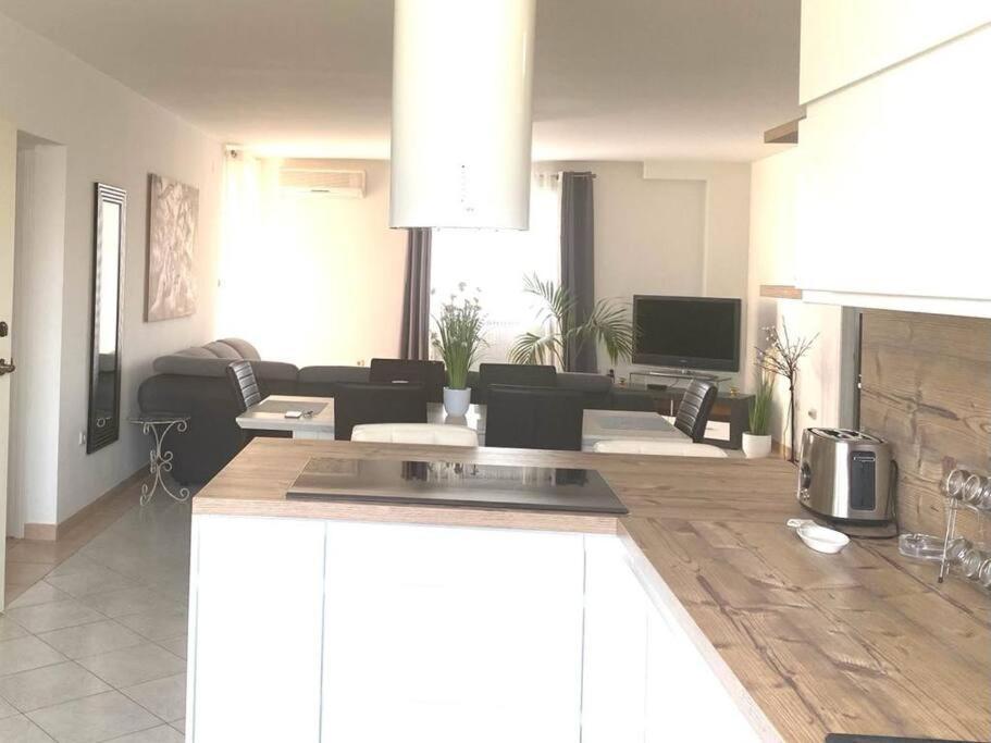 Lovely 3 Bedroom Apartment In Quiet Area W/ Pool Пула Экстерьер фото