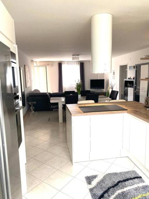 Lovely 3 Bedroom Apartment In Quiet Area W/ Pool Пула Экстерьер фото